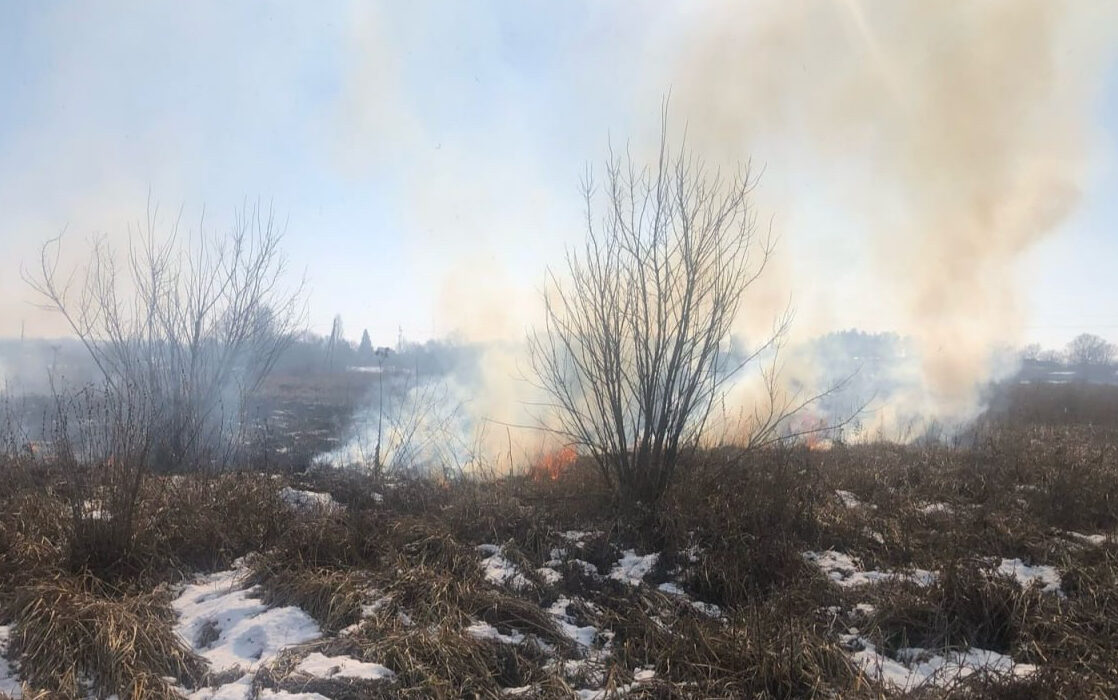 Поле горить в Дергачівській громаді 28 лютого після обстрілу