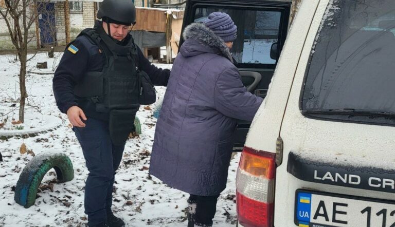 Правоохоронці евакуювали п’ятьох людей з небезпечних районів Харківщини