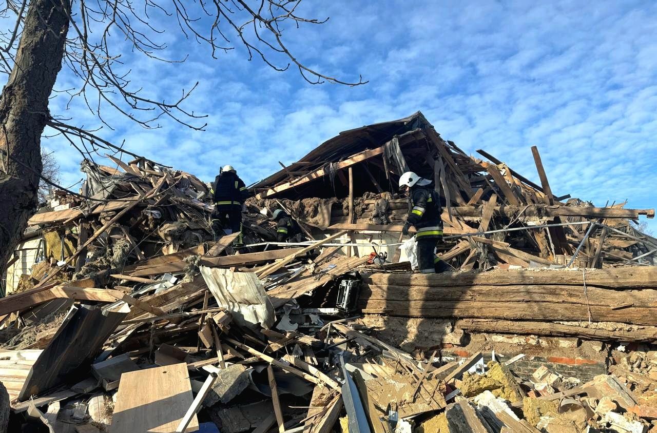 Рятувальники розбирають завали після обстрілу центра Золочева / Фото: ДСНС Харківської області