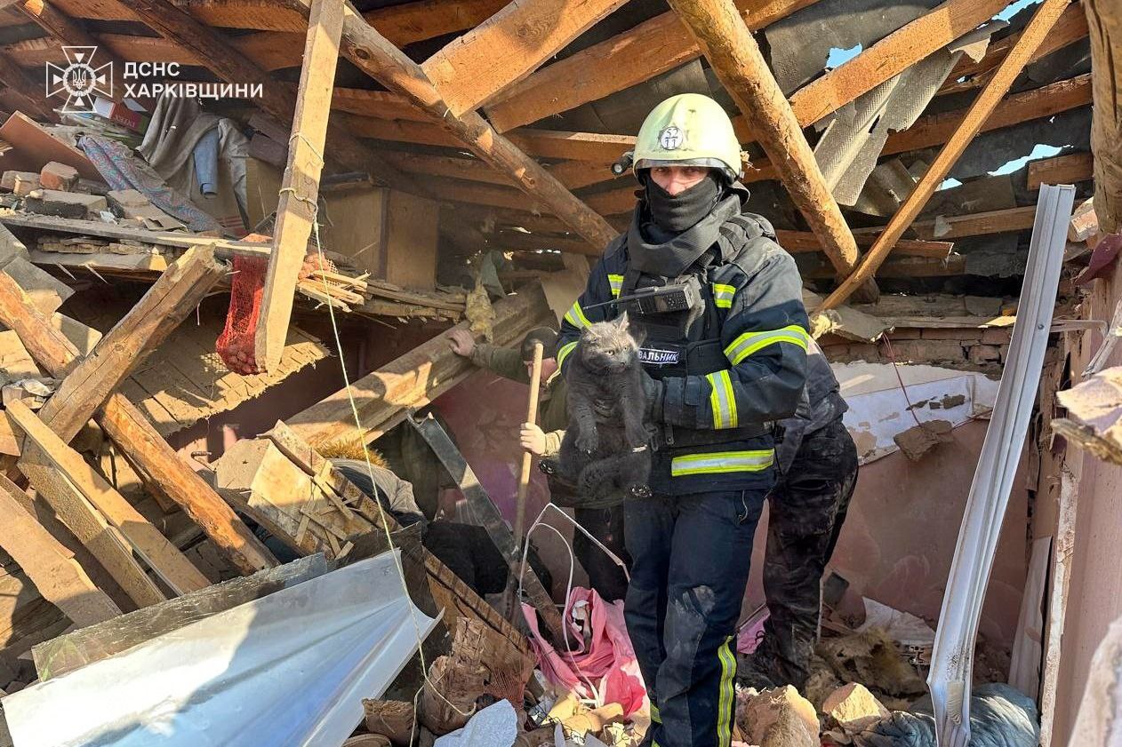 Emergency workers sort out the debris in aftermath of Russian attack on Zolochiv on Feb 11 / Photo: State Emergency Service of Ukraine