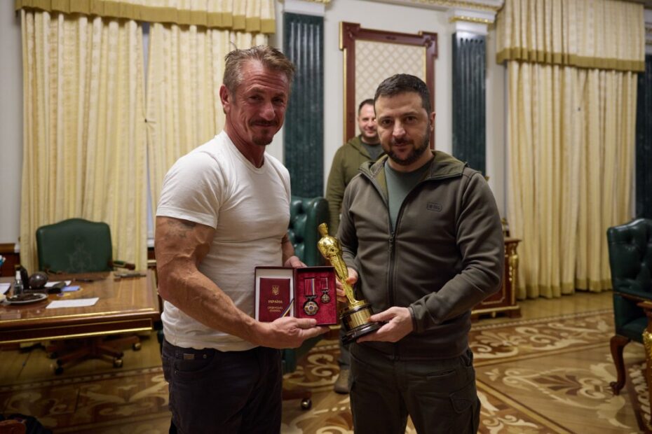 Actor Sean Penn brought his "Oscar" to Ukraine as a symbol of his belief in victory / Photo: Office of the President of Ukraine. 