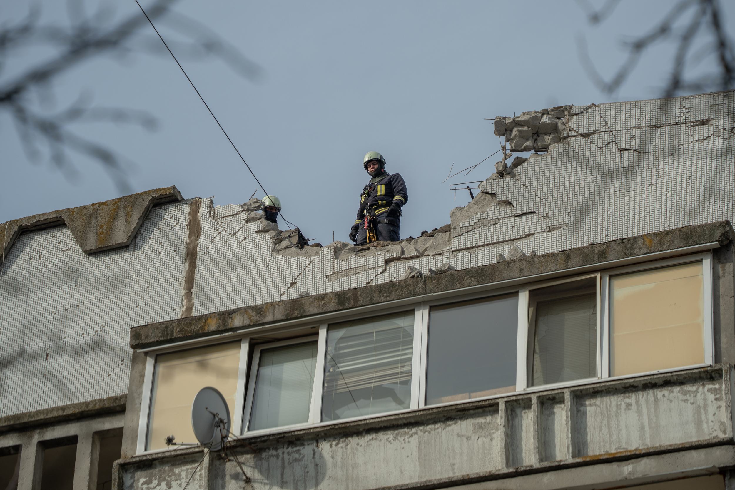 Rescuers clean up the debris after Russia’s attack on the Saltivskyi district of Kharkiv on March 6 / Photo: Hnat Holyk, Gwara Media. 