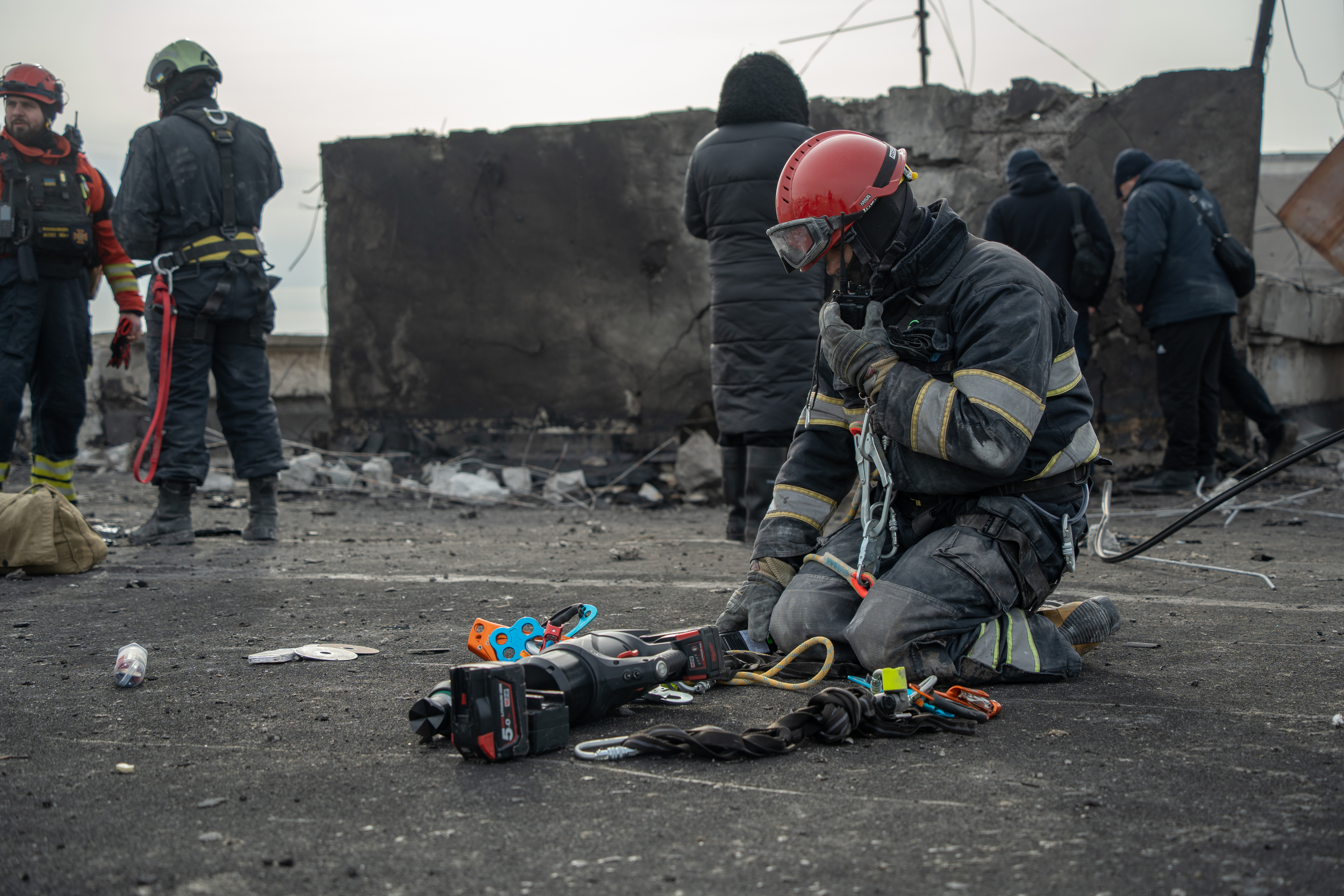 Rescuers clean up the debris after Russia’s attack on the Saltivskyi district of Kharkiv on March 6 / Photo: Hnat Holyk, Gwara Media. 