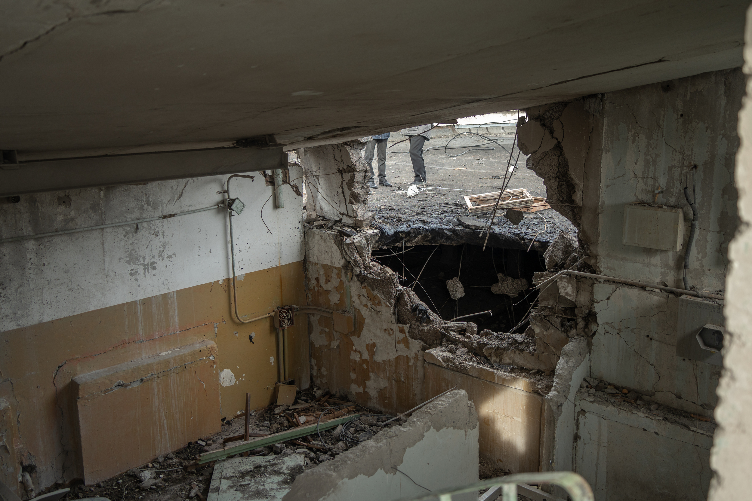 Russian Shahed strike blew out a hole in a residential building in Kharkiv on March 6 / Photo: Hnat Holyk, Gwara Media