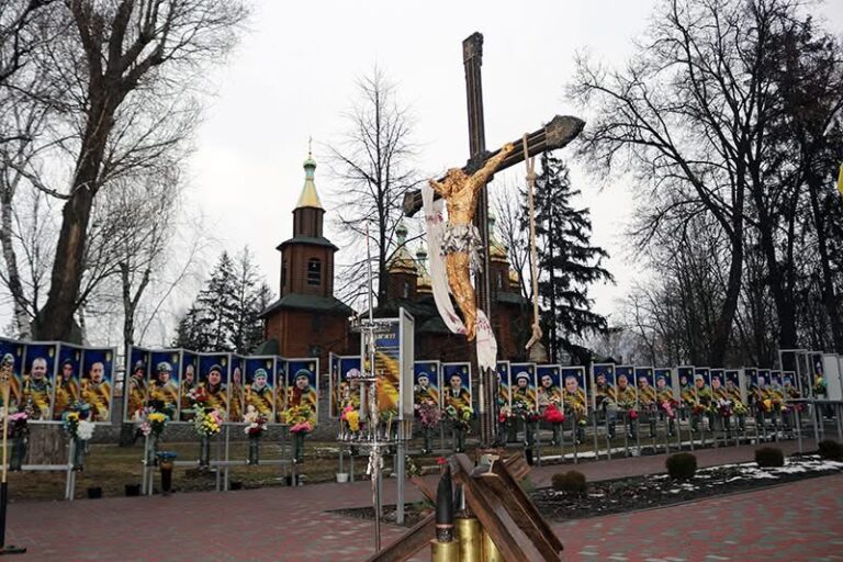 На Харківщині презентували скульптуру Христа, створену з боєприпасів РФ, зібраних на прикордонні