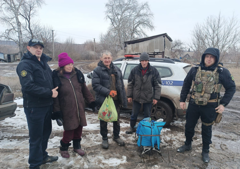 Поліція евакуювала трьох мешканців Куп’янського району, серед яких був поранений