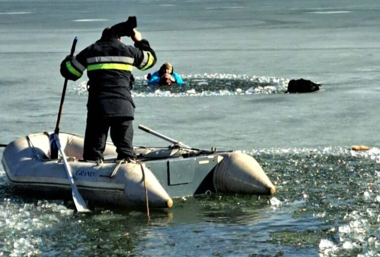 На Харківщині троє людей провалилися під кригу: один з них загинув