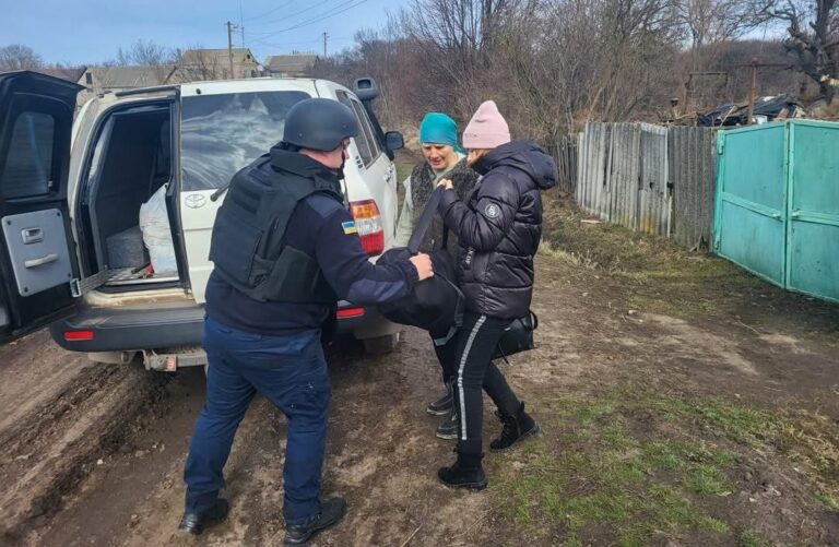 З прифронтового села Куп’янського району евакуювали молоду жінку