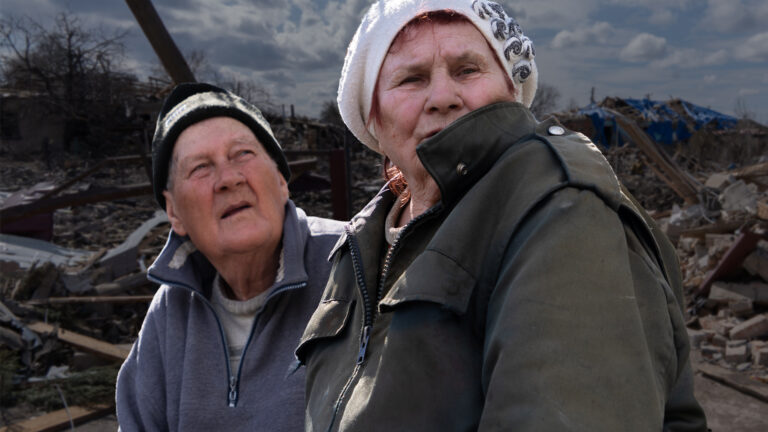 «Вони стріляють, а ми саджаємо»: як живе Борова за 10 км від фронту