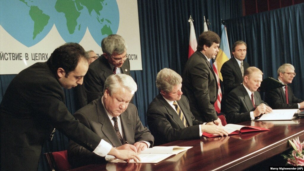 Russian President Boris Yeltsin, US President Bill Clinton, Ukraine's President Leonid Kuchma, and UK Prime Minister John Major at the ceremony of Ukraine signing the Treaty on the Non-Proliferation of Nuclear Weapons