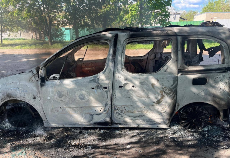 Армія РФ скинула вибухівку з дрона на авто, постраждав лікар