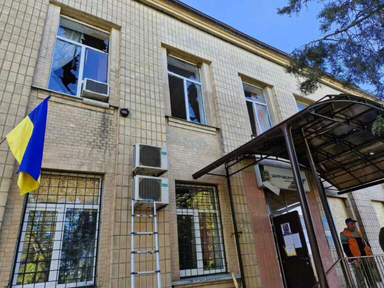 На Харківщині внаслідок російського удару пошкоджена будівля податкової служби