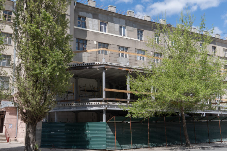 Будівництво з порушеннями закону та «під шумок» війни: що відбувається зі зведенням ресторану біля гуртожитку «Гігант» у Харкові