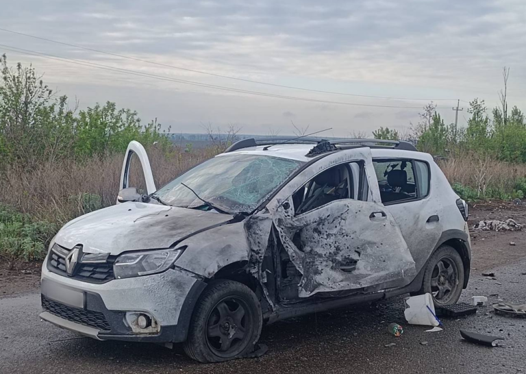 Російський дрон влучив у цивільну автівку на Харківщині, троє жінок поранені