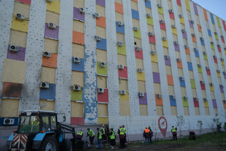 «Летів. Заглох. Вибух. Все посипалося»: про ліквідацію наслідків масованої атаки на Харків та свідчення постраждалих