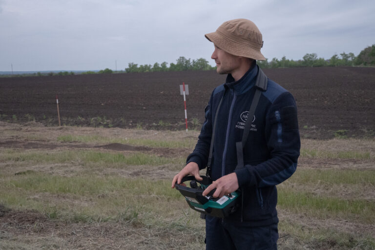 Як на Харківщині розміновують сільськогосподарські угіддя найзабрудненіших в Україні територій — фото
