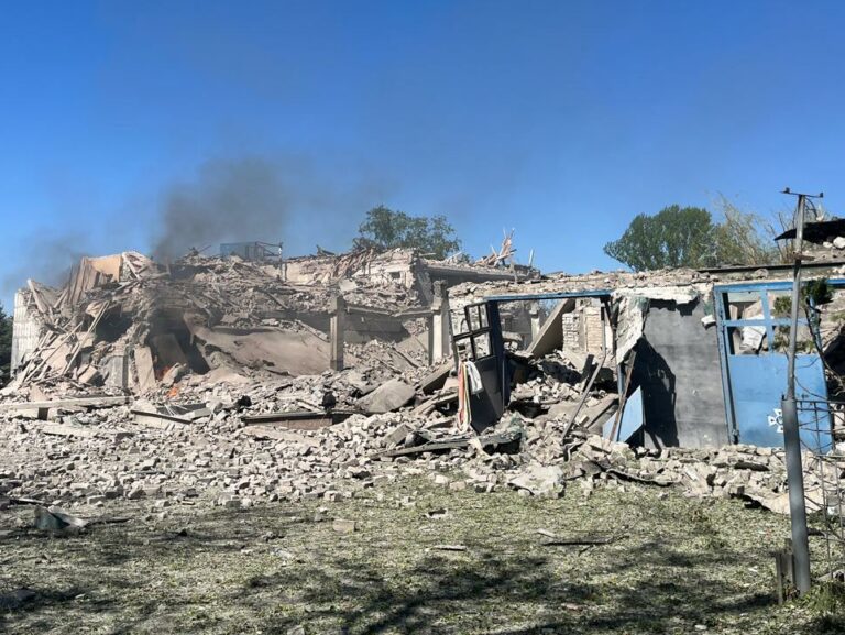 У Купʼянську росіяни прямим ударом авіабомби зруйнували будівлю частини ДСНС