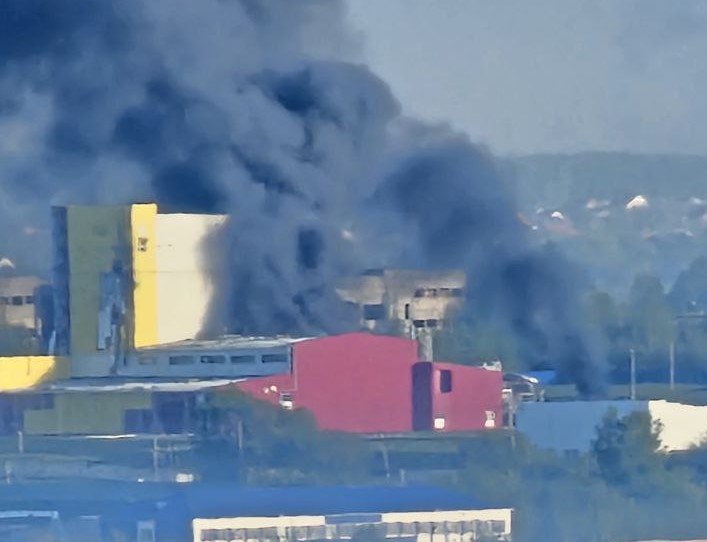 Fire in the main building of the Optical Fiber Systems company in Saransk. April 7