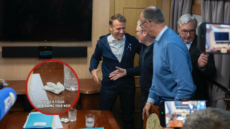 Фейк. Президент Франції Макрон перед камерами забув прибрати пакетик з наркотиками