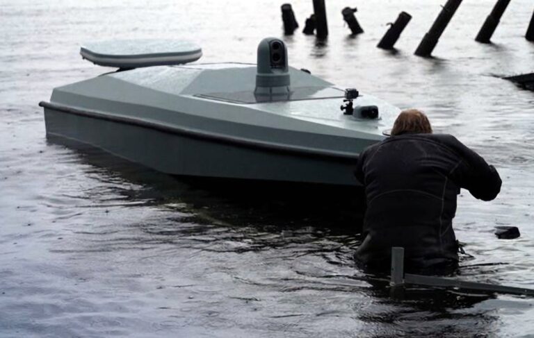 Уперше у світі: військові ГУР ударом з морського дрона Magura знищили російський бойовий літак