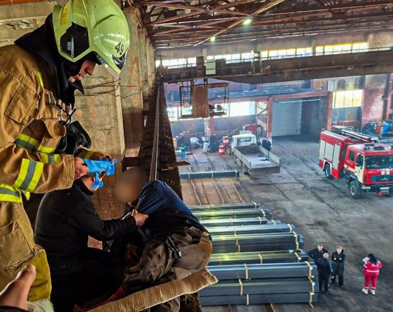У Мерефі на підприємстві працівника затиснуло краном під час висотних робіт
