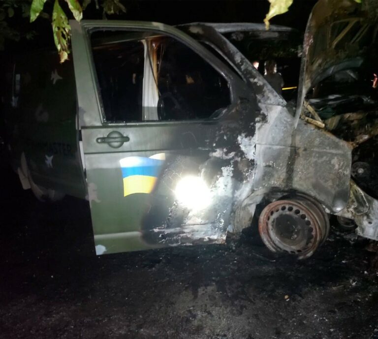 У Харкові судитимуть двох підлітків, які підпалили військові автівки