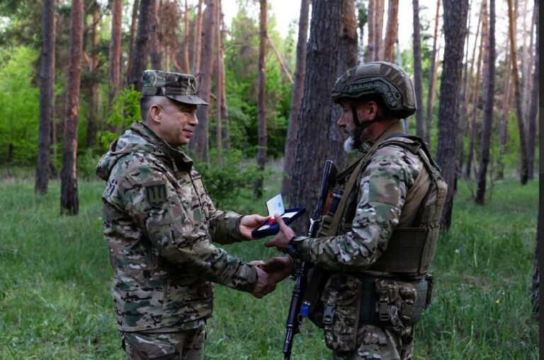 Сирський нагородив військових, які звільняли Харківщину