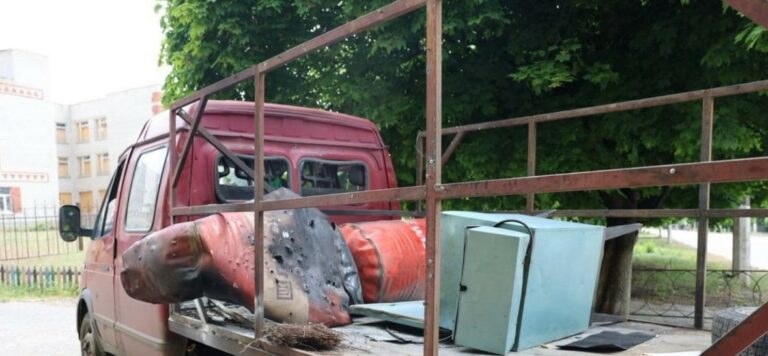 У Куп’янську російський дрон влучив по автівці комунальних служб: поранено чоловіка