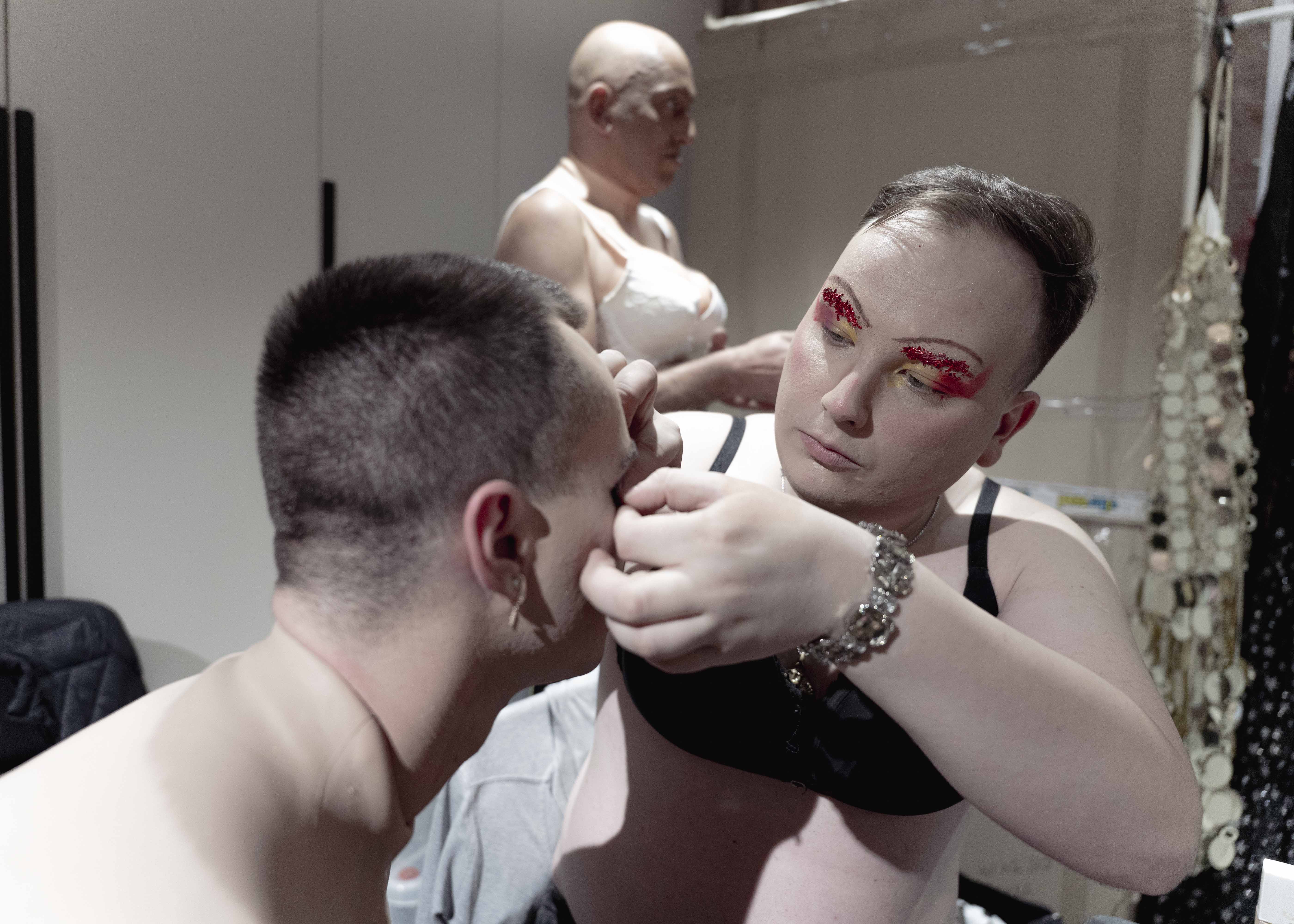 Cassima helps Ketty Loboda glue on false eyelashes