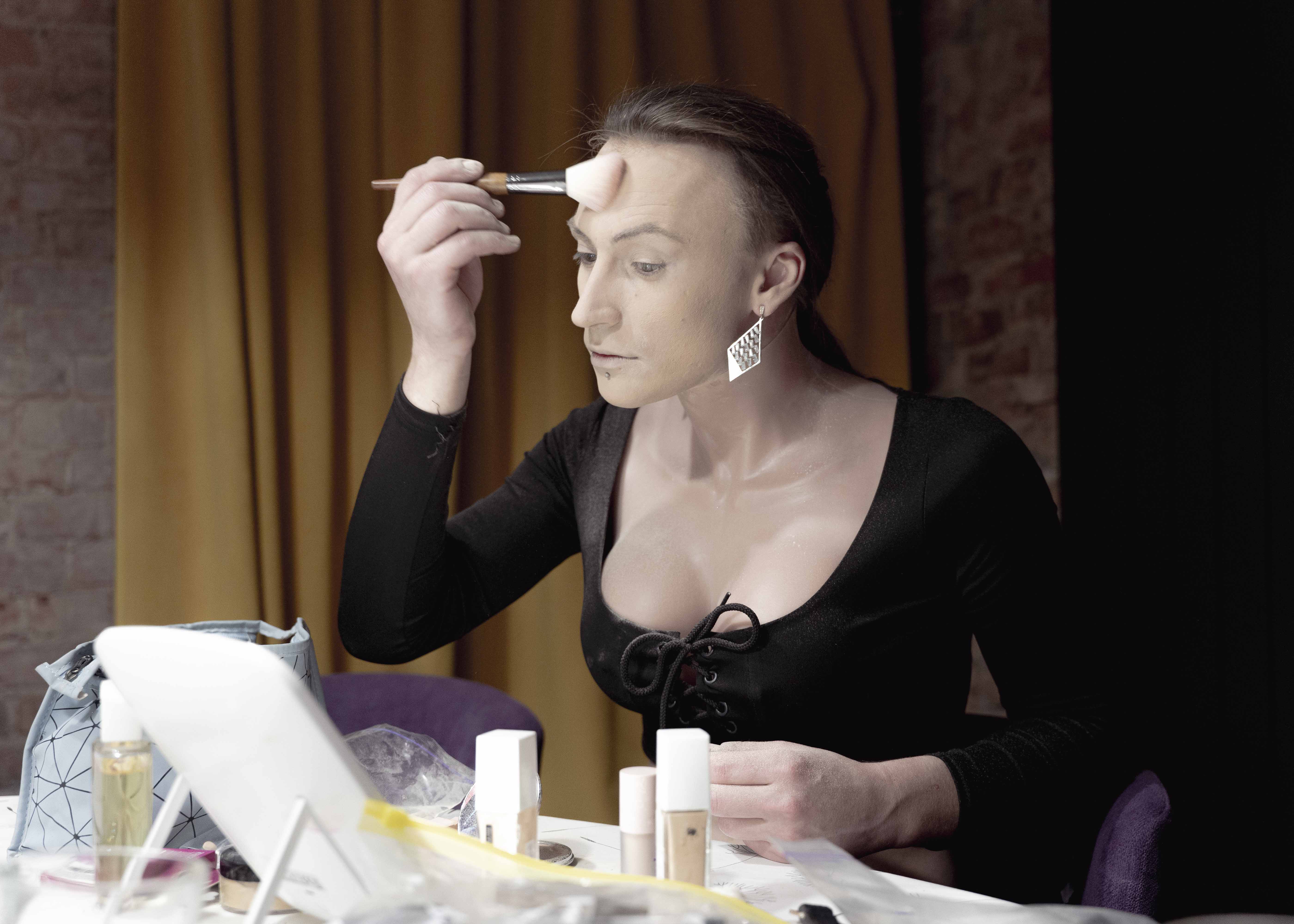 Diana Dark powdering her face