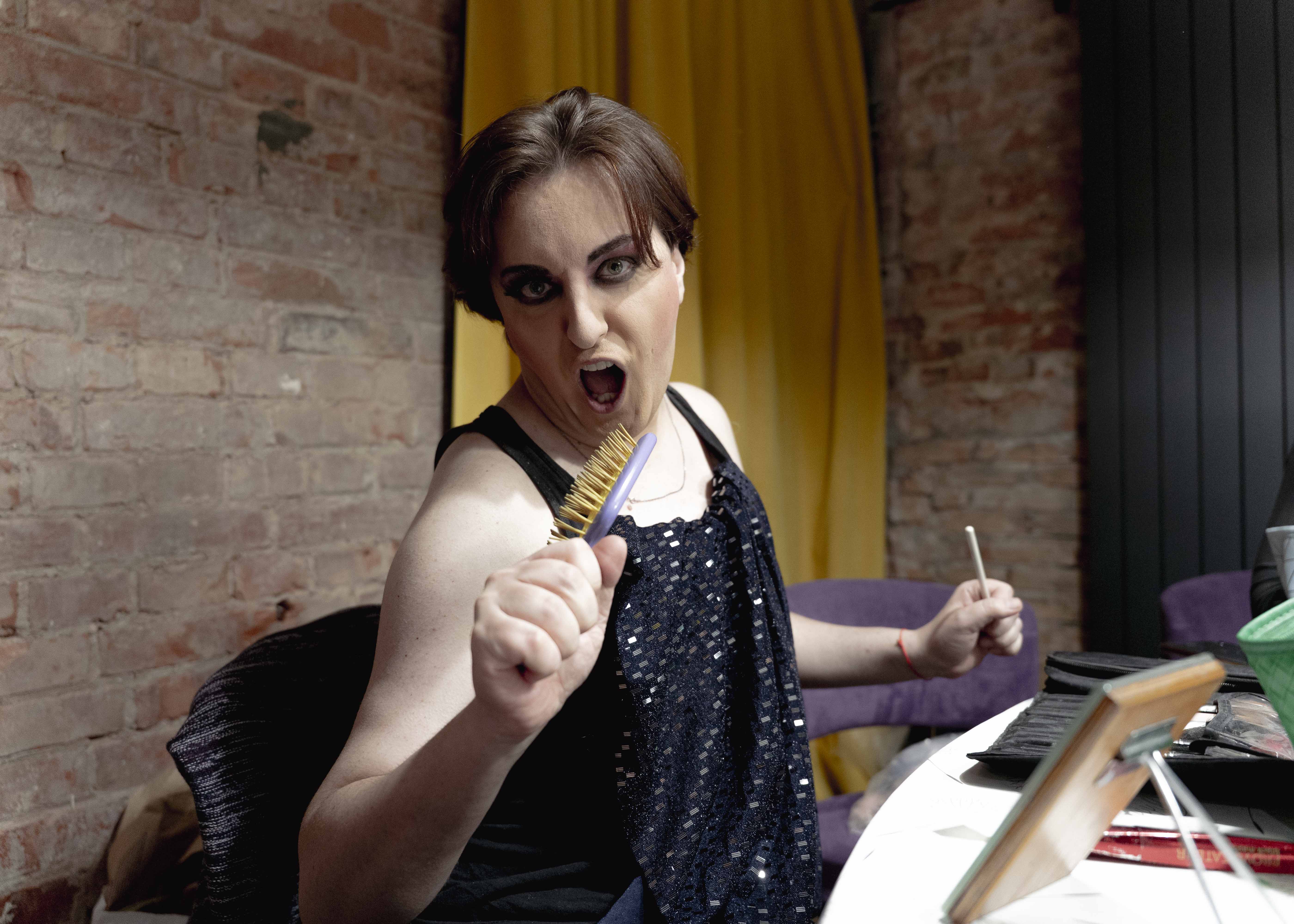 Kira Vazovsky sings into a comb