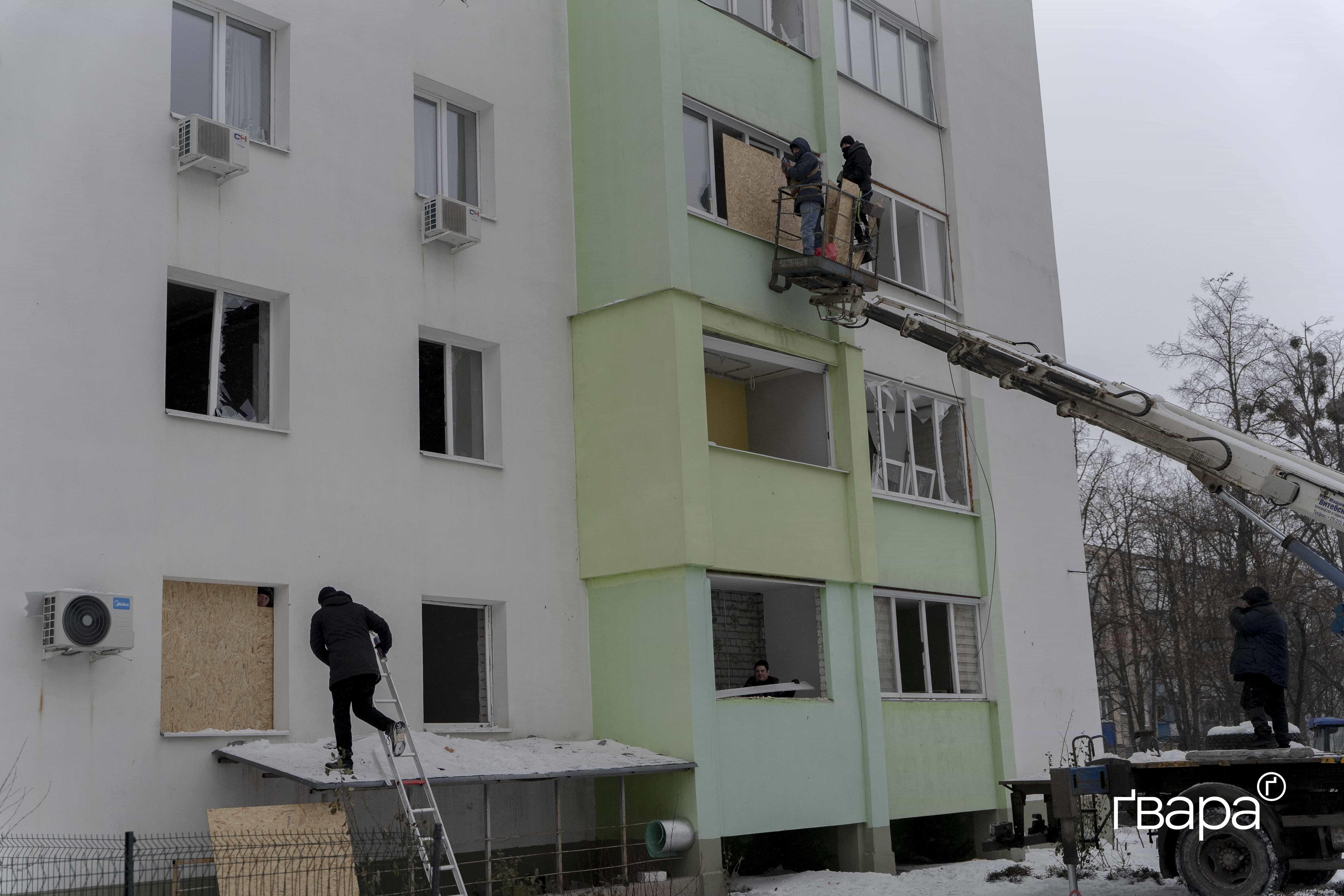 зображення до посту: «Це була ніч, як 22-го, коли ми сиділи пів року у сховищі»: наслідки масованої російської атаки по Харкову — фото