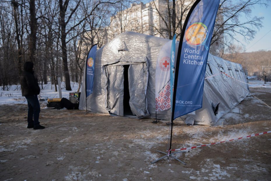 Kharkiv locals warm up in tents outside as their homes are left without heating after Russian attacks on energy infrastructure (Photos)