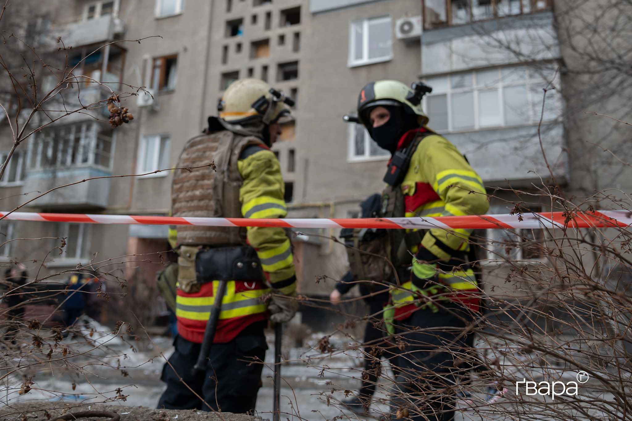 рятувальники біля пошкодженого будинку