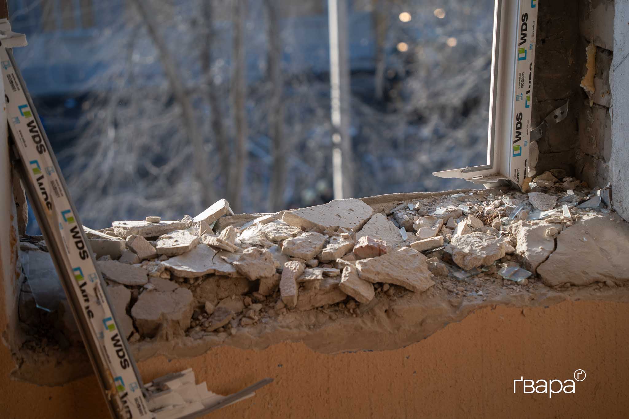 уламки в під'їзді після обстрілу
