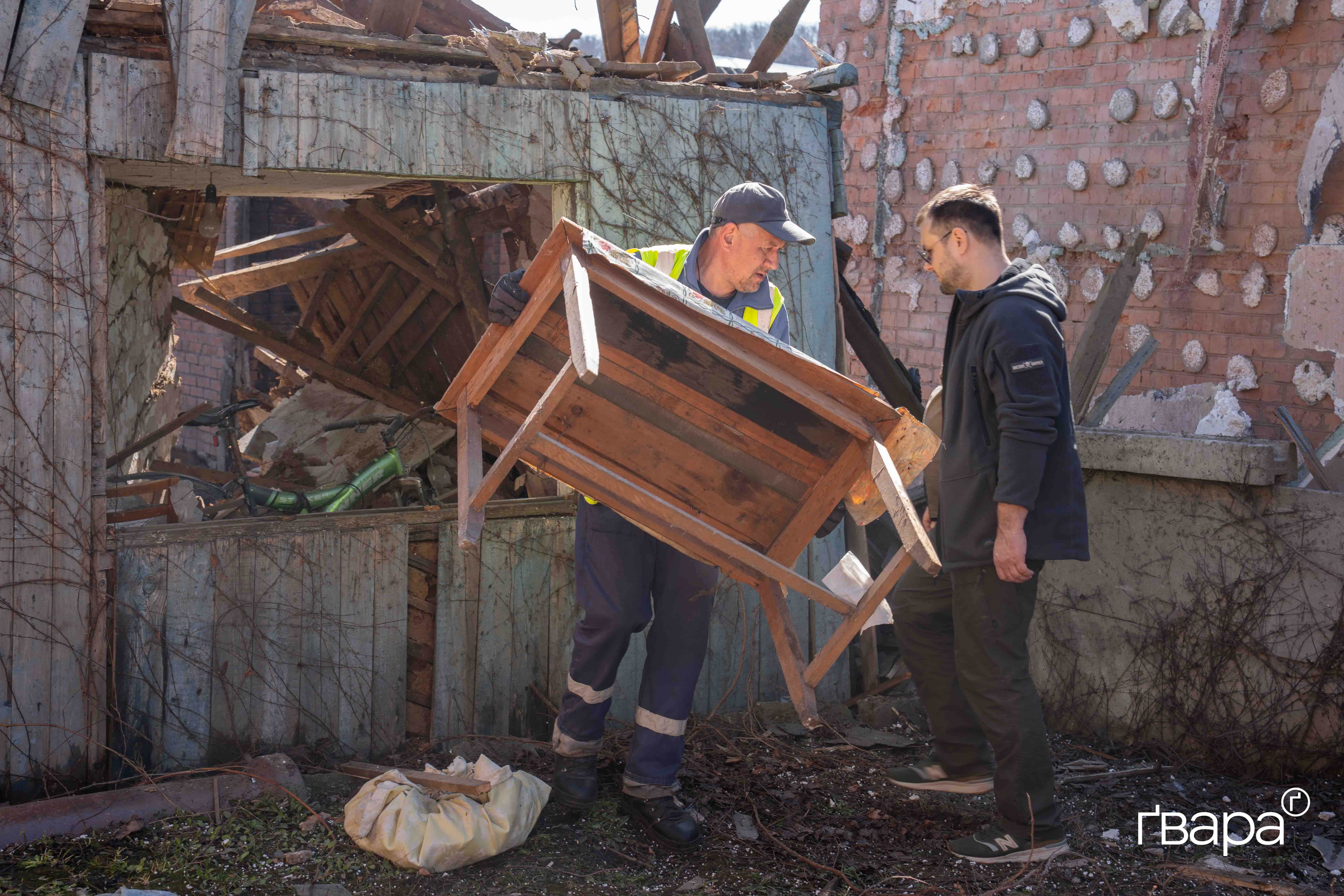зображення до посту: Росіяни вдарили по приватному сектору в Харкові — фото
