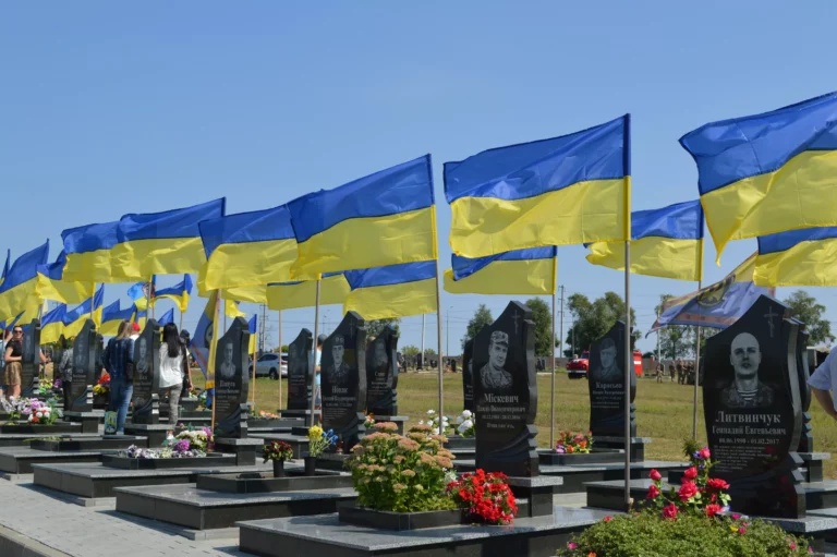 На Харківщині поліція встановила особу дівчини, яка знімала відео під російську музику на Алеї Слави