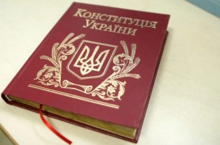 Конституцію вперше переклали українською жестовою мовою