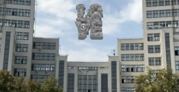 над госпромом скульптура