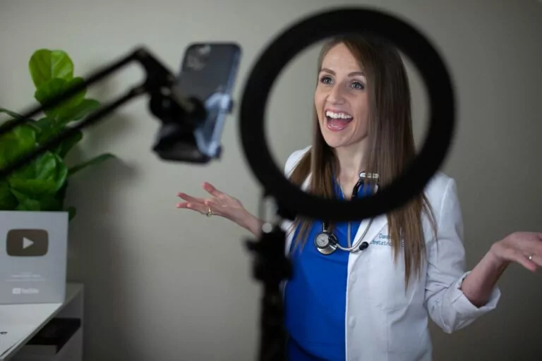 Лікарі з кабінетів перейшли в Tik Tok