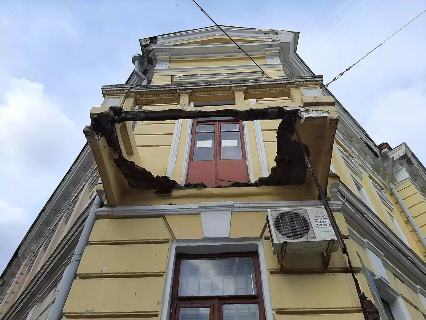 зруйнований балкон