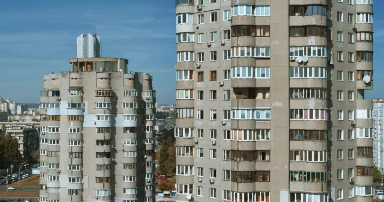 У Харкові з вікна четвертого поверху випав чотирирічний хлопчик