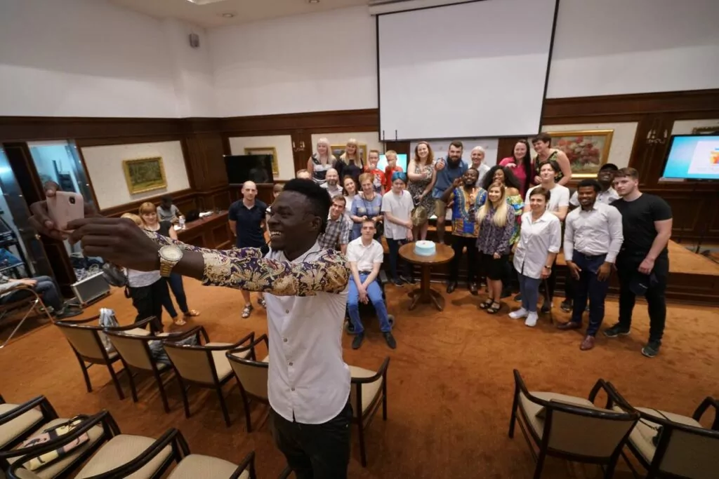 Студенти роблять групове фото