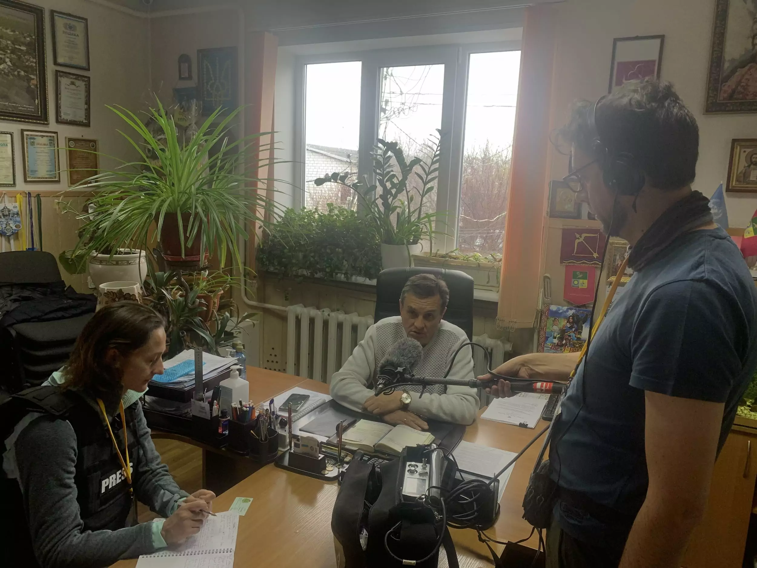 мер Мерефи розмовляє з журналістами в квітні 2022