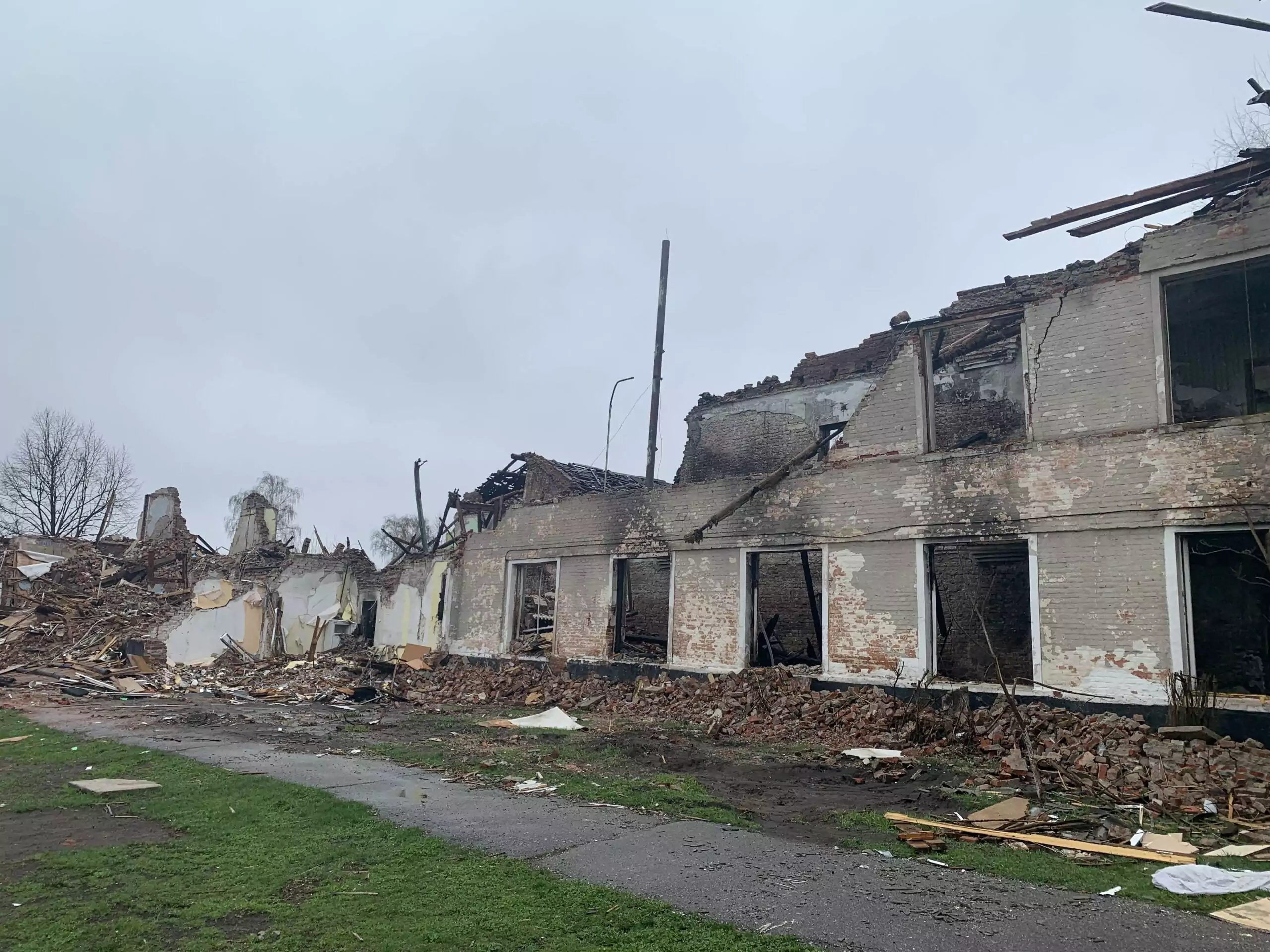 Зруйнована опорна школа містечка 
