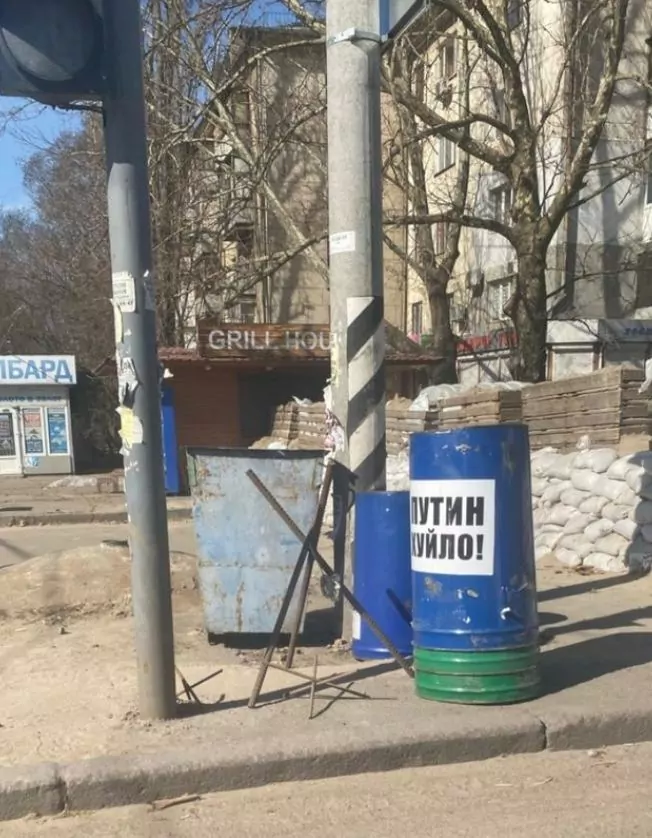 зображення до посту: «Ти можеш пити каву, а за хвилину зайдуть військові і заберуть баристу». Як і чому люди виїжджають з окупованої Херсонщини