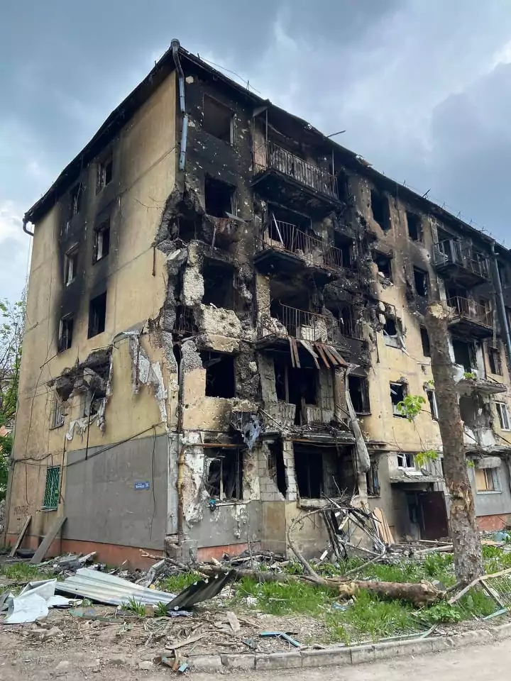 «Я сиділа на склі та курткою прикривала розбите вікно авто». Як родина Смирнових виїжджала з Маріуполя