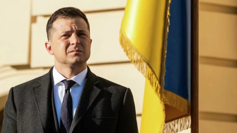 Фейк: Зеленський розраховується із Заходом за зброю музейними експонатами