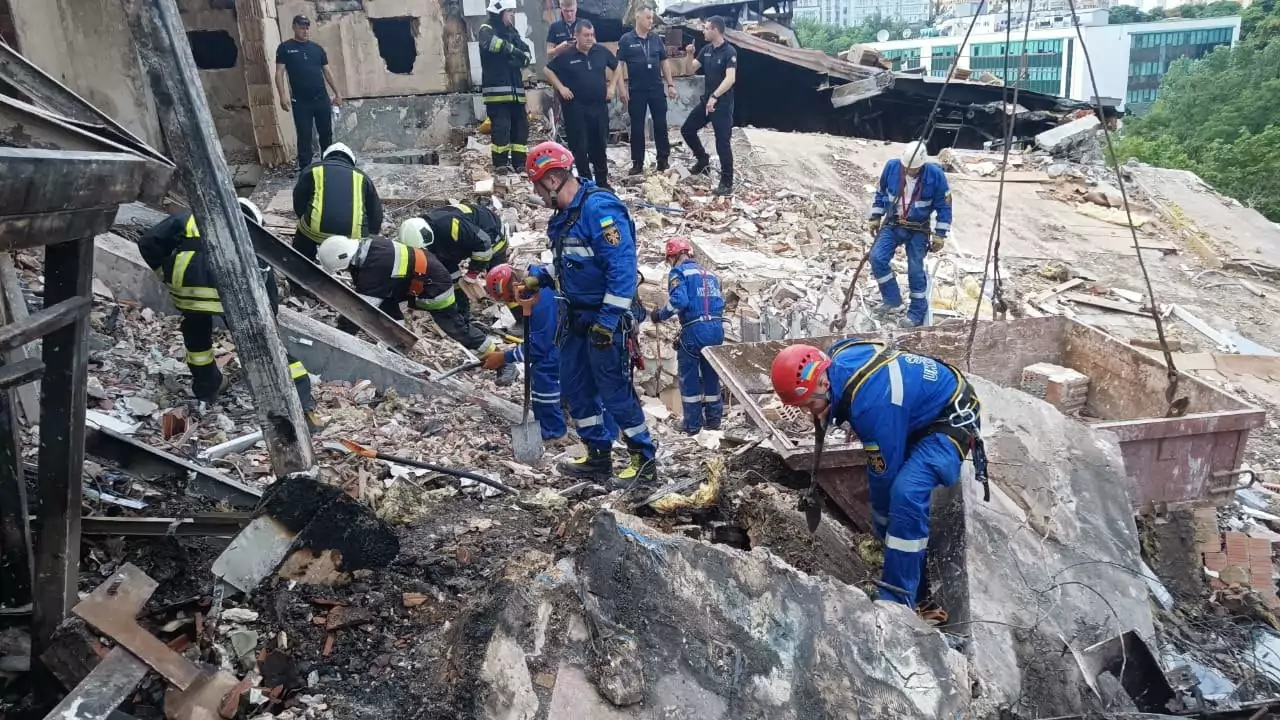 зображення до посту: Відтінки пропаганди. Як росіяни висвітлювали удар по будинку в центрі Києва 26 червня?