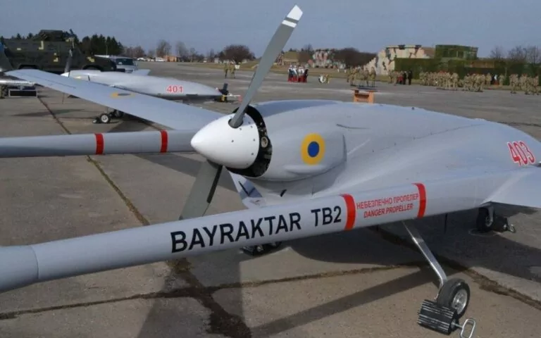 В Україні створили традиційну сорочку, на якій вишили Bayraktar
